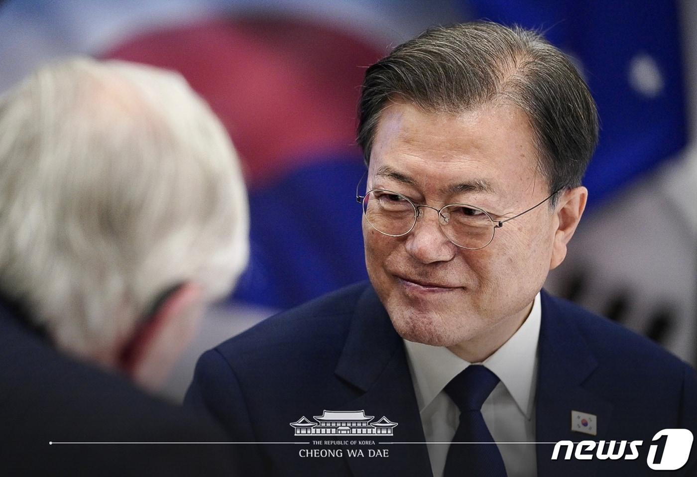 본문 이미지 - 호주를 국빈 방문한 문재인 대통령이 13일(현지시간) 호주 캔버라 시내 한 호텔에서 열린 한국전 참전용사 및 유가족 초청 만찬에 참석해 참전용사와 대화하고 있다. (청와대 페이스북) 2021.12.14/뉴스1