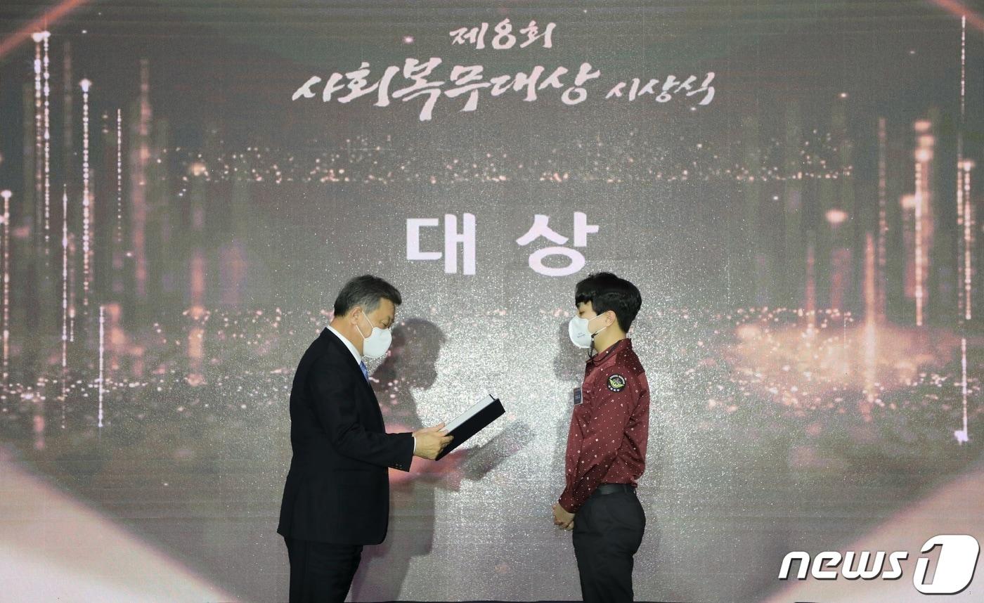 본문 이미지 - 정석환 병무청장(왼쪽)이 14일 세종컨벤션센터에서 열린 ';사회복무대상' 시상식에 참석, 대상 수상자인 정승규 청주동부소방서 사회복무요원에게 표창장을 수여하고 있다. (병무청 제공) 2021.12.14/뉴스1