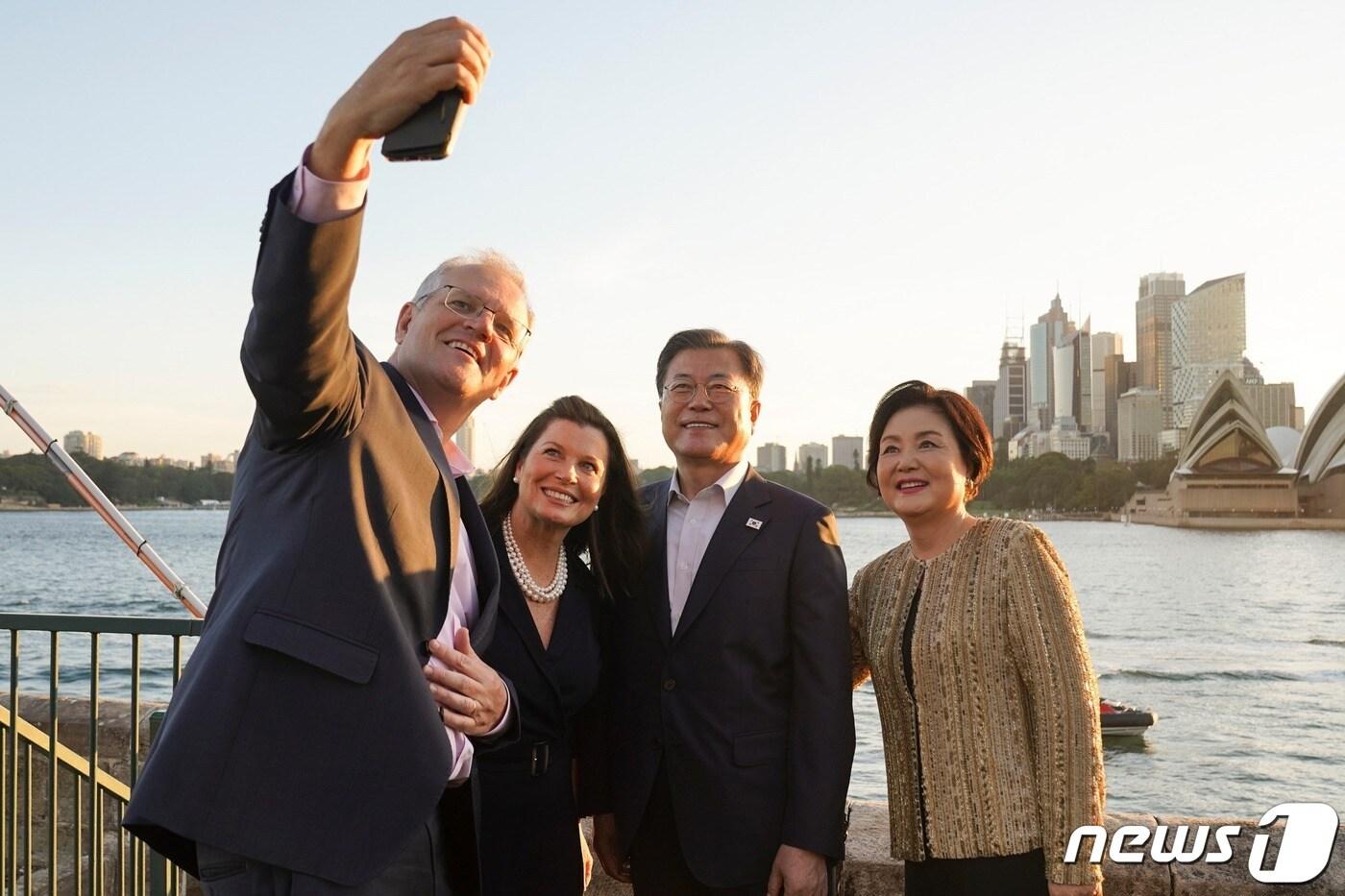 문재인 대통령은 15일 3박4일간의 국빈방문을 마치고 호주 시드니에서 귀국행 비행기에 올라 자신의 사회관계망서비스(SNS)에 스콧 모리슨 호주 총리 부부와 함께 찍은 기념사진과 함께 '호주를 떠나며'라는 제목의 글을 올렸다. (문재인 대통령 페이스북) 2021.12.15/뉴스1 ⓒ News1 유승관 기자