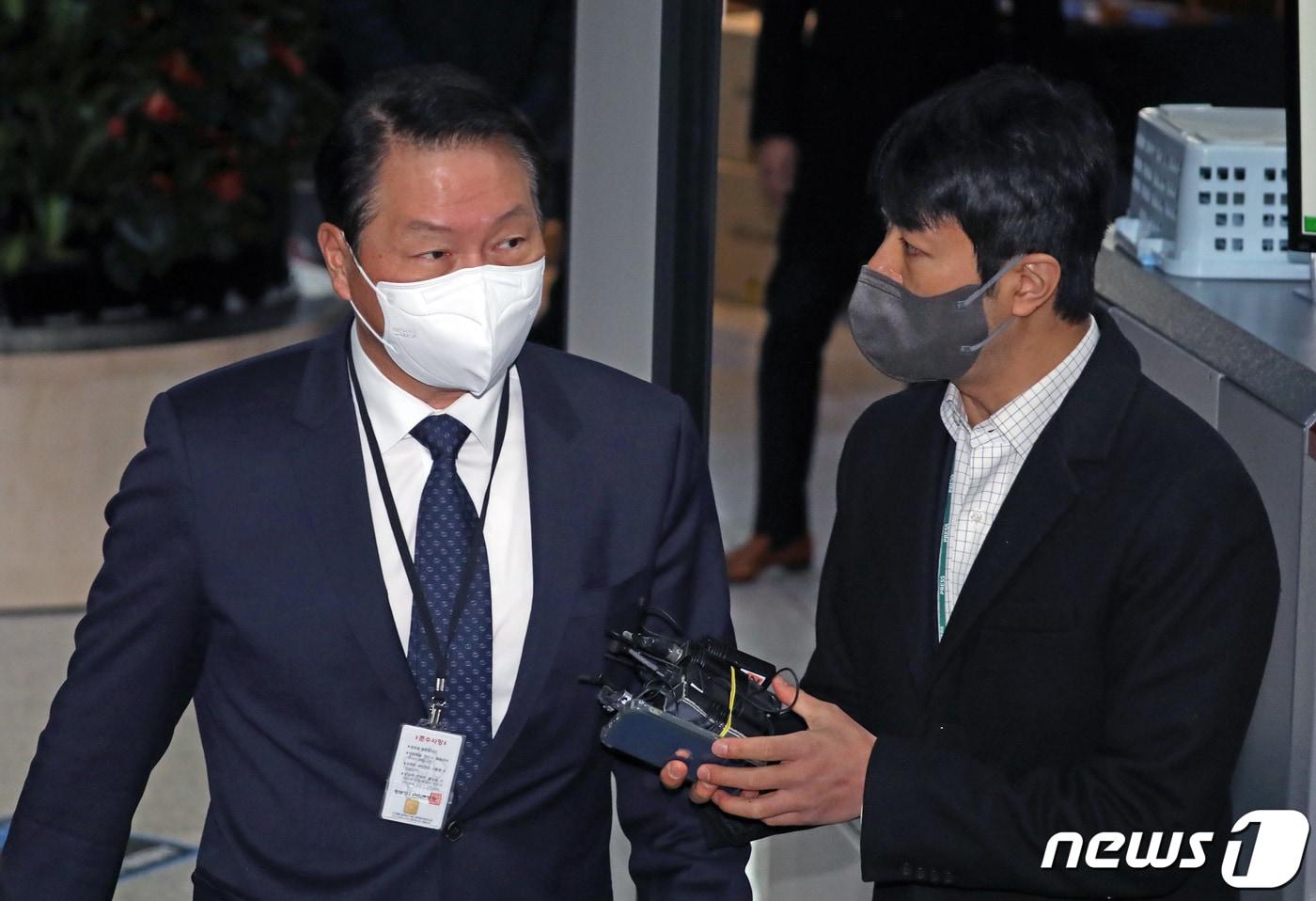 본문 이미지 - 최태원 SK그룹 회장이 15일 정부세종청사 공정거래위원회에서 열린 SK실트론 사건과 관련한 전원회의에 참석하기 위해 출입문을 통과하고 있다. 2021.12.15/뉴스1 ⓒ News1 장수영 기자