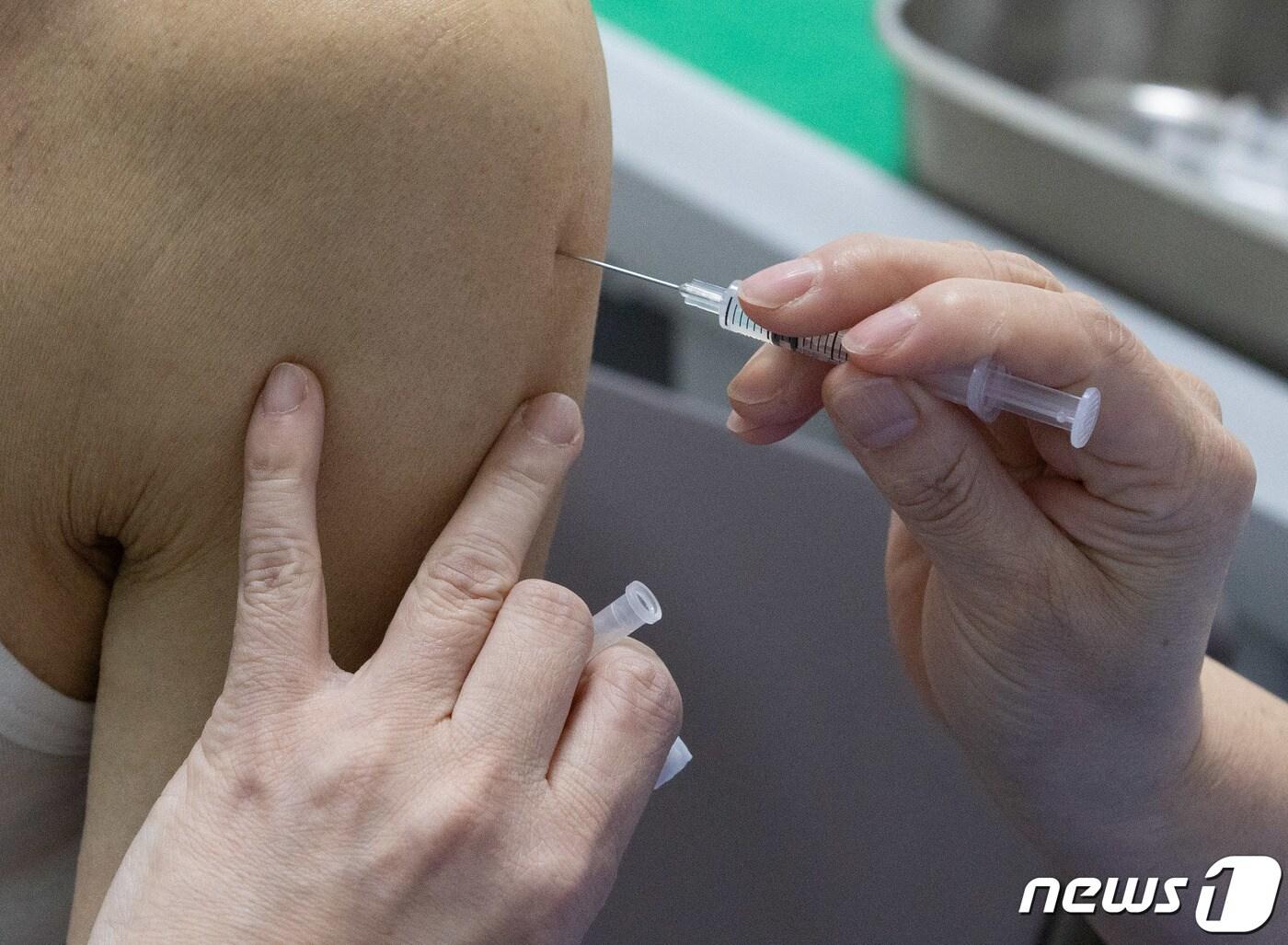 본문 이미지 - 신종 코로나바이러스 감염증(코로나19) 신규 확진자가 7850명으로 역대 최다 규모를 기록한 15일 오전 서울 은평구 청구성심병원을 찾은 한 시민이 백신접종을 하고 있다. 2021.12.15/뉴스1 ⓒ News1 이재명 기자