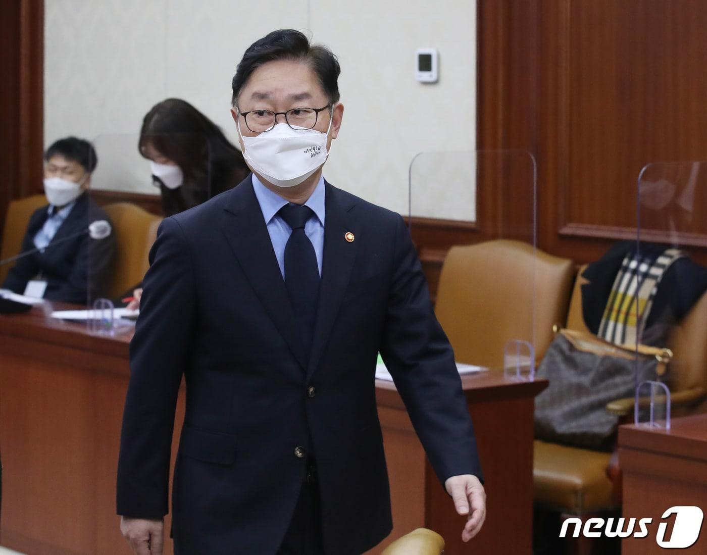 본문 이미지 - 박범계 법무장관이 15일 오후 서울 종로구 정부서울청사에서 열린 사회관계장관회의에 참석하고 있다. 2021.12.15/뉴스1 ⓒ News1 ,송원영 기자
