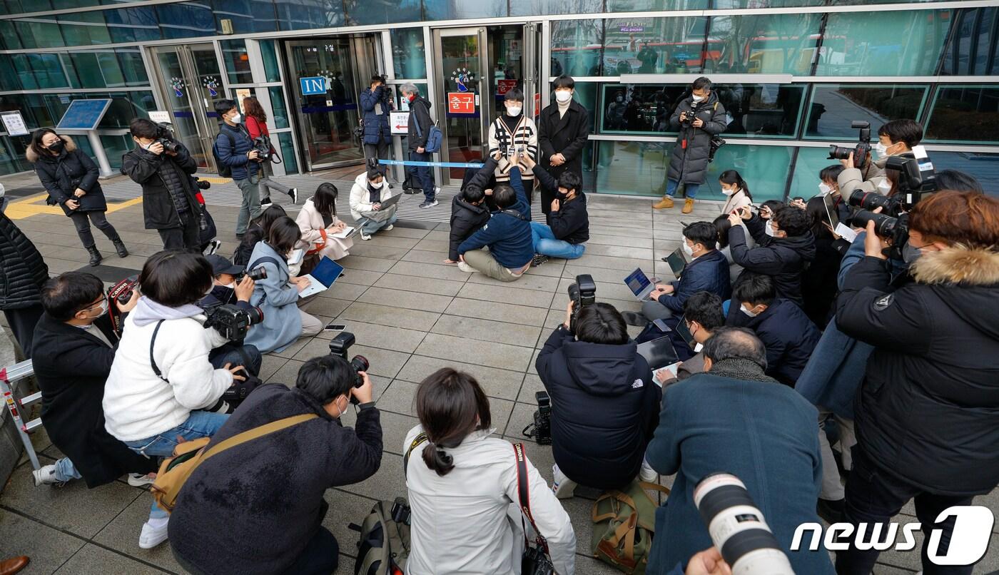 본문 이미지 - 수능 과학탐구 영역 생명과학Ⅱ 20번 문항 오류를 제기한 수험생들 중 임준하(왼쪽), 신동욱 씨가 15일 오후 서울 서초구 행정법원에서 2022 대학수학능력시험 정답결정처분 취소소송 1심 선고 원고승소 판결에 대한 입장을 밝히고 있다. /뉴스1 ⓒ News1 안은나 기자