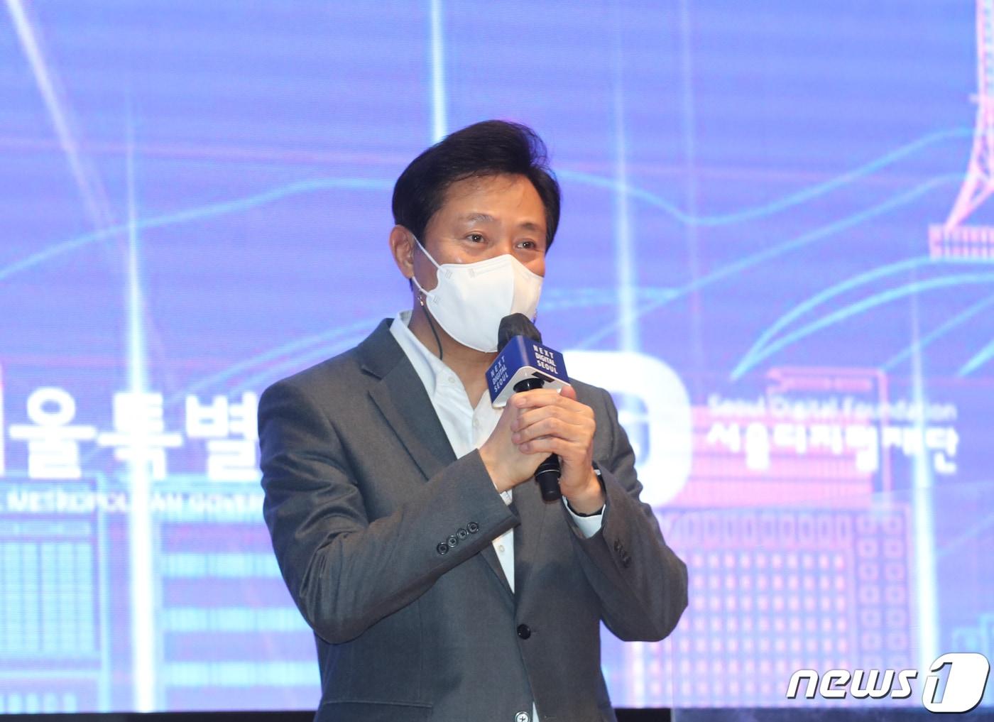 본문 이미지 - 오세훈 서울시장이 15일 서울 중구 서울시청에서 열린 'CES 2022 서울관 출범식' 에서 인사말을 하고 있다.2021.12.15/뉴스1 ⓒ News1 송원영 기자