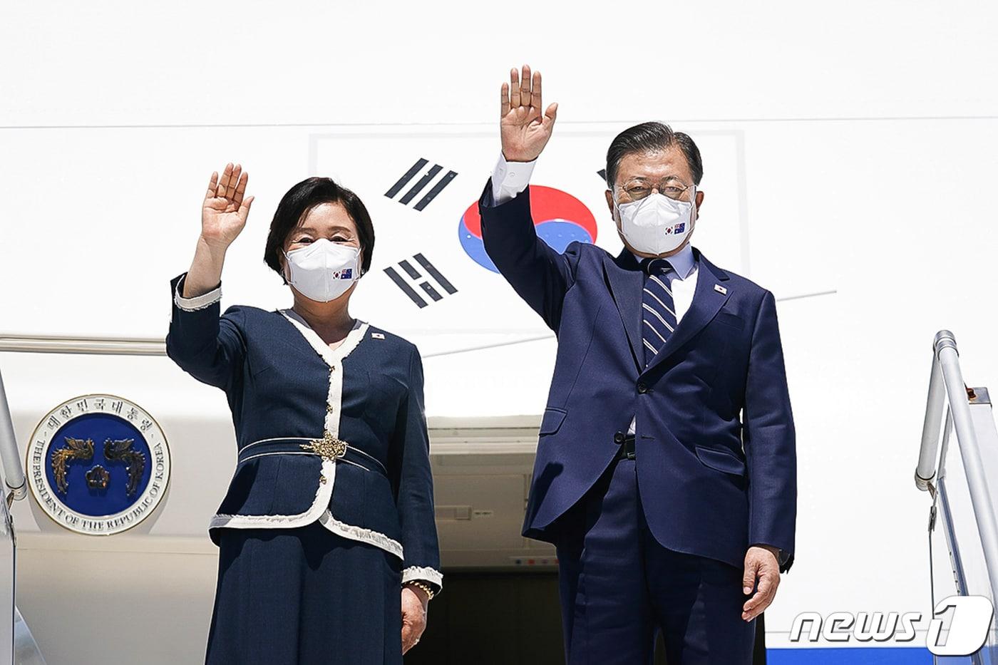 본문 이미지 - 호주 국빈 방문 일정을 마친 문재인 대통령과 김정숙 여사가 15일 호주 시드니 킹스포드스미스 공항에서 공군1호기에 올라 호주 측 환송인사들을 향해 손을 흔들고 있다. (청와대 제공) 2021.12.15/뉴스1