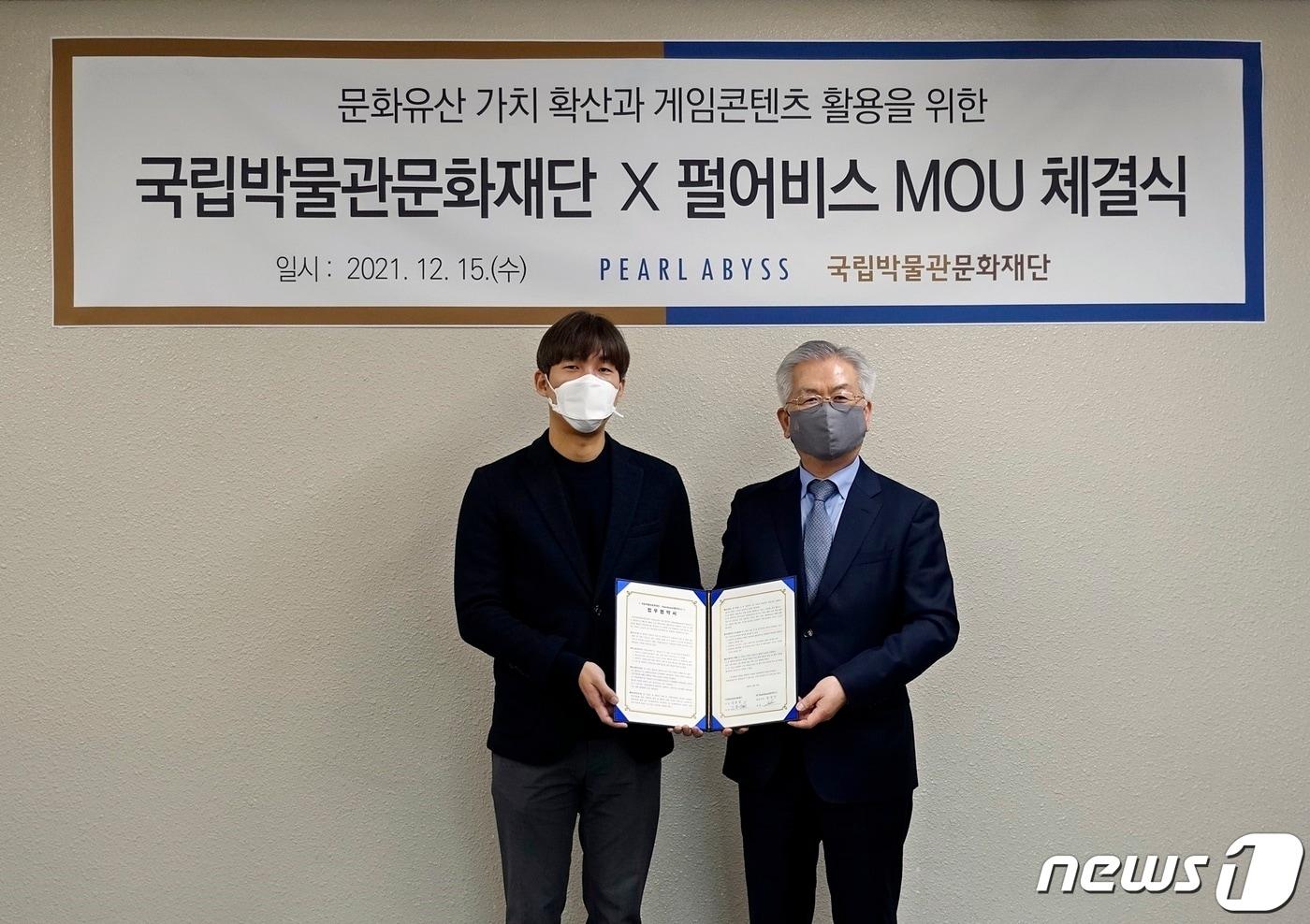 본문 이미지 - 정경인 펄어비스 대표(왼쪽)와 김용삼 국립박물관문화재단 사장ⓒ 뉴스1