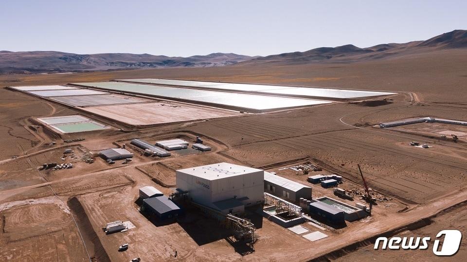 본문 이미지 - 포스코의 아르헨티나 리튬 생산 데모플랜트 공장 및 염수저장시설 ⓒ 뉴스1