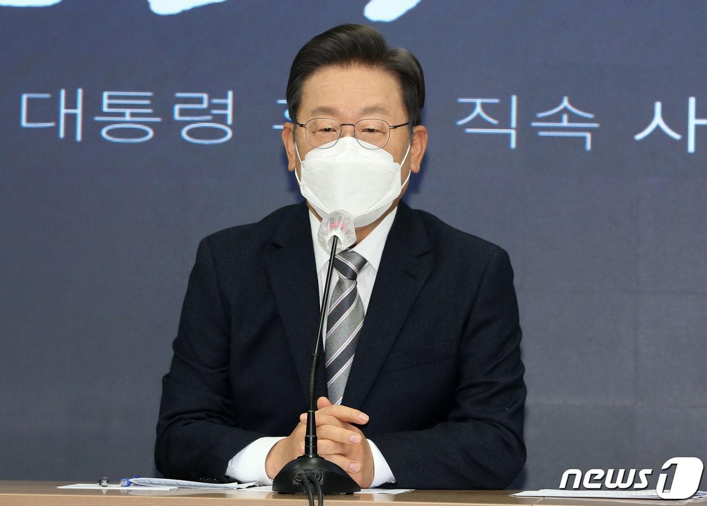 본문 이미지 - 이재명 더불어민주당 대선 후보가 16일 오전 서울 여의도 민주당사에서 열린 사회대전환위원회 출범식을 마치고 이 후보의 장남 불법도박 의혹과 관련해 사과하고 있다. 2021.12.16/뉴스1 ⓒ News1 구윤성 기자