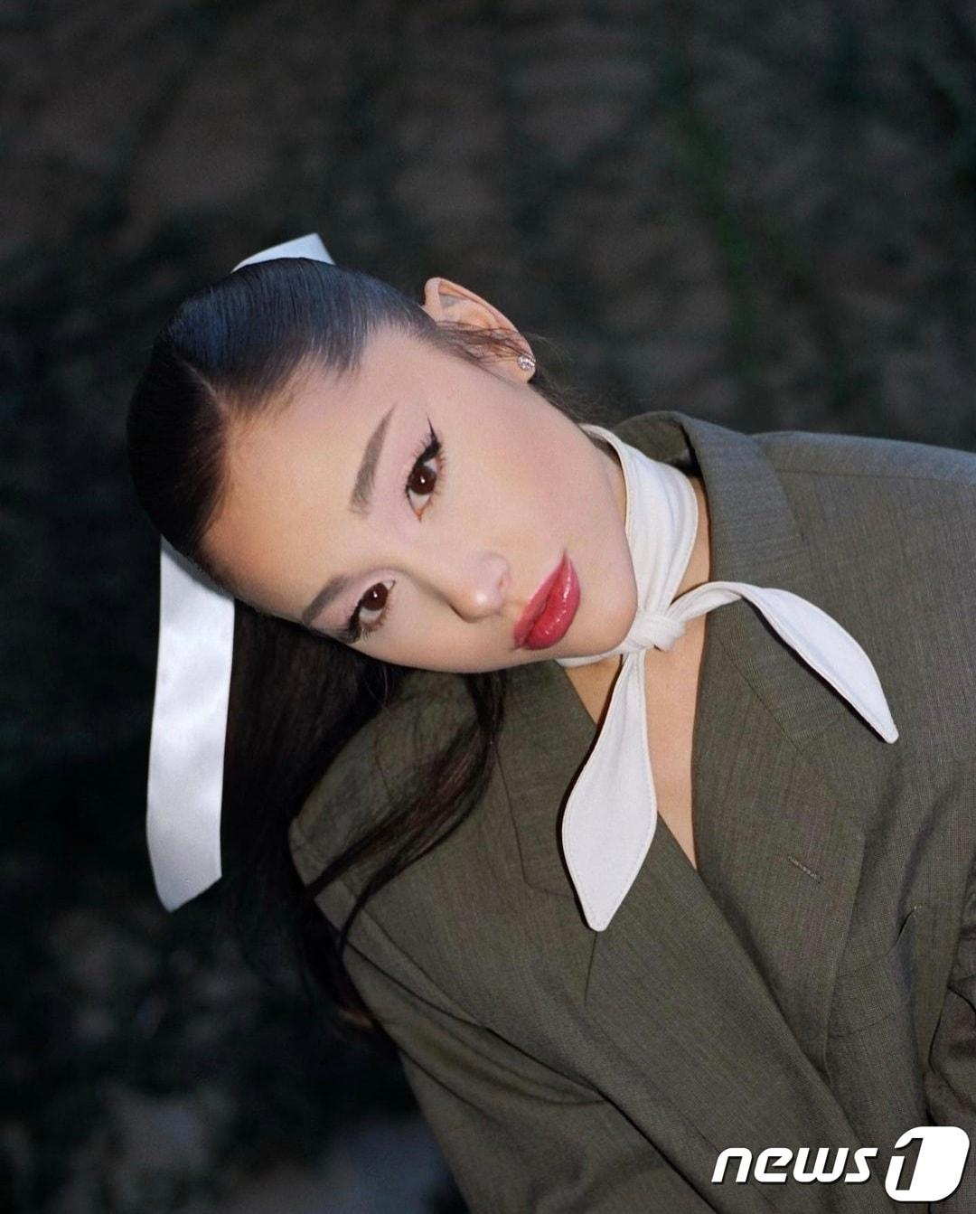 본문 이미지 - 미국 팝스타 아리아나 그란데가 동아시아 여성처럼 분장하고 포즈를 취하고 있다. (카티아 템킨 인스타그램 갈무리) 2021.12.16 ⓒ 뉴스1