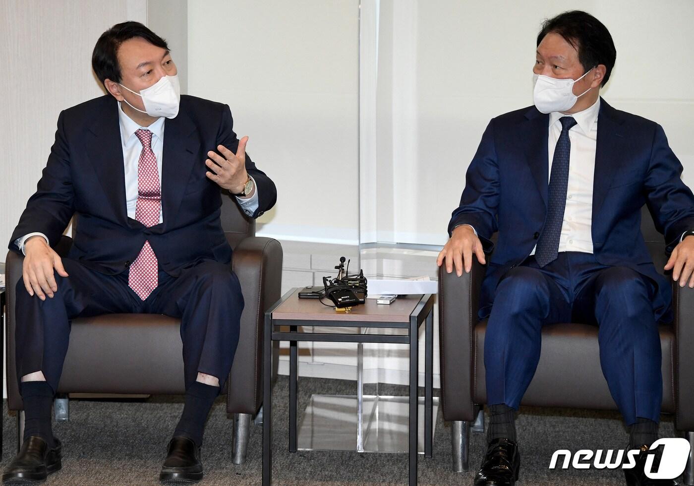 윤석열 국민의힘 대선 후보와 최태원 대한상의 회장이 16일 오전 서울 중구 대한상공회의소에서 만나 대화하고 있다. 2021.12.16/뉴스1 ⓒ News1 국회사진취재단