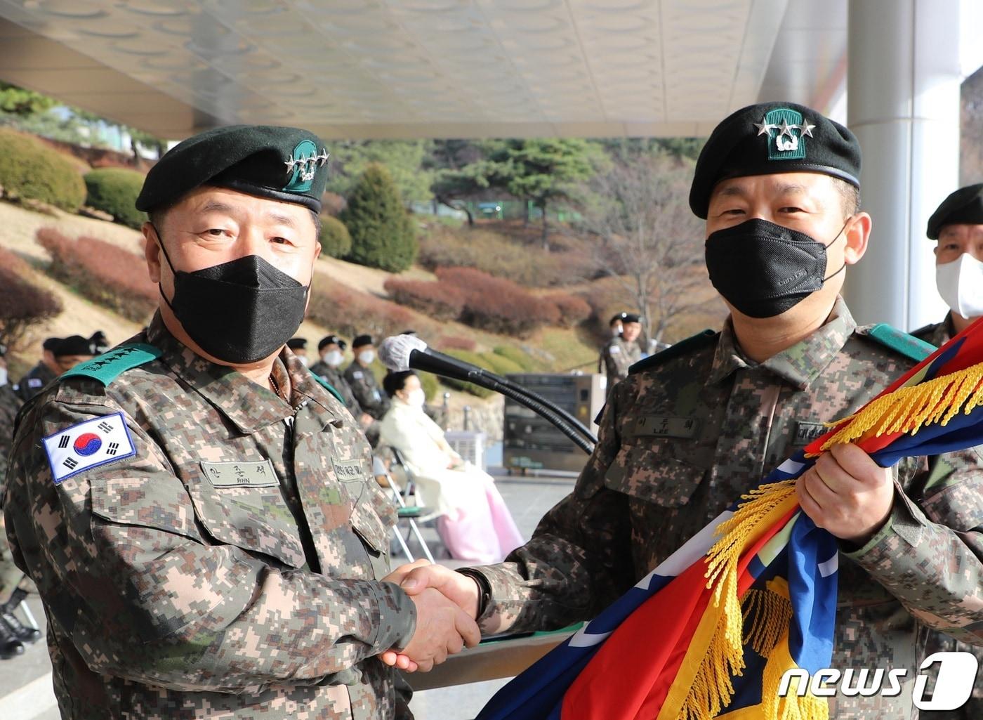 본문 이미지 - 16일 육군 제1군단장 이취임식에서 이두희 신임 1군단장(오른쪽)이 안준석 지상작전사령관(왼쪽)으로부터 부대기를 전달받고 있다.(육군1군단 제공) ⓒ 뉴스1