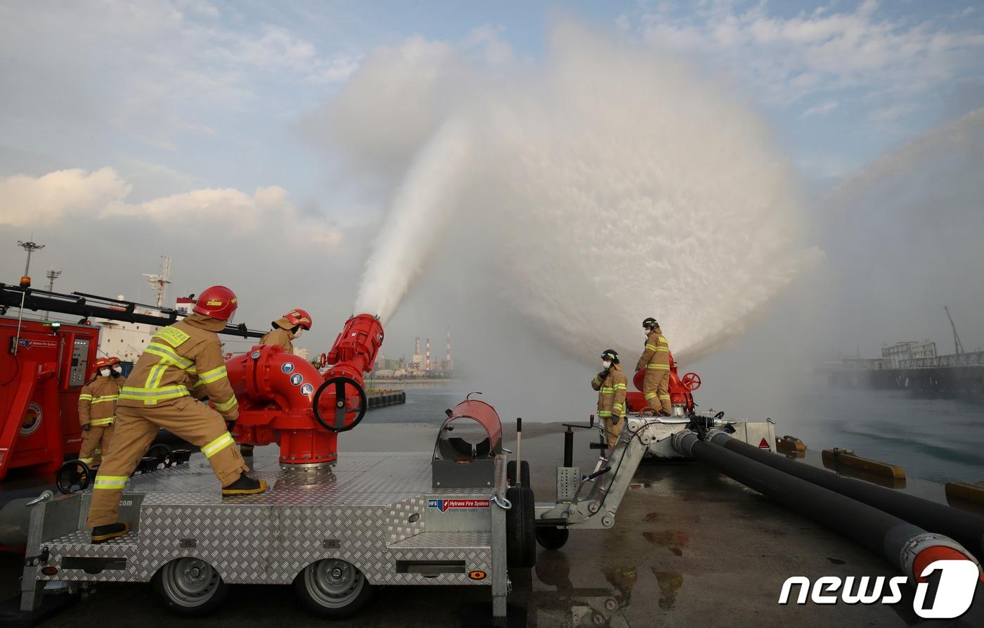 본문 이미지 - 16일 오후 울산 울주군 온산읍 처용리 해안도로 일원에서 '대용량포 방사시스템' 구축 장비 시연회가 열리고 있다.  2021.12.16 ⓒ 뉴스1 윤일지 기자