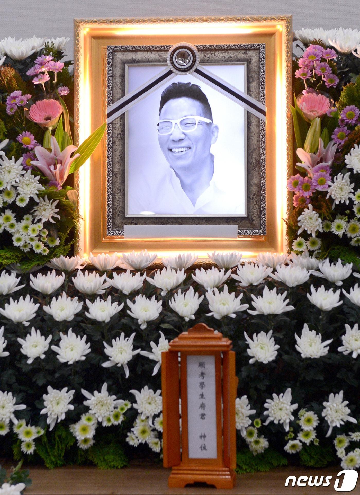 본문 이미지 - 개그맨 겸 가수 김철민(54)이 폐암 투병 끝에 별세했다. 2021년12월16일 서울 공릉동 원자력병원 장례식장에 마련됐다. 2021.12.16/뉴스1 ⓒ News1 사진공동취재단