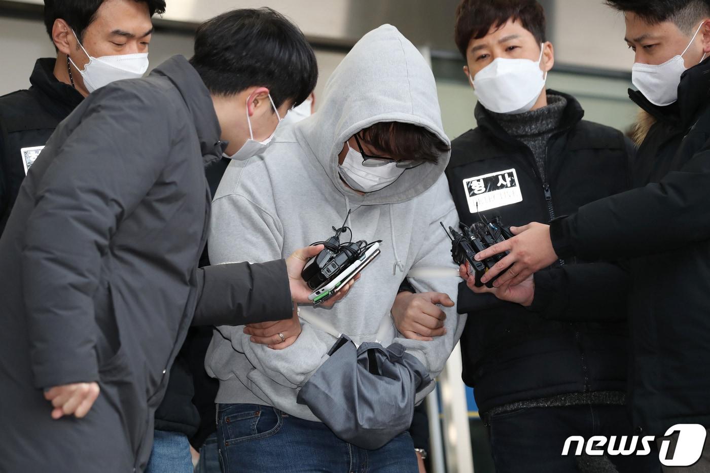 본문 이미지 - 신변보호를 받던 여성의 가족을 살해한 혐의를 받는 이석준이 17일 오전 서울송파경찰서에서 검찰로 송치되고 있다. 2021.12.17/뉴스1 ⓒ News1 이광호 기자