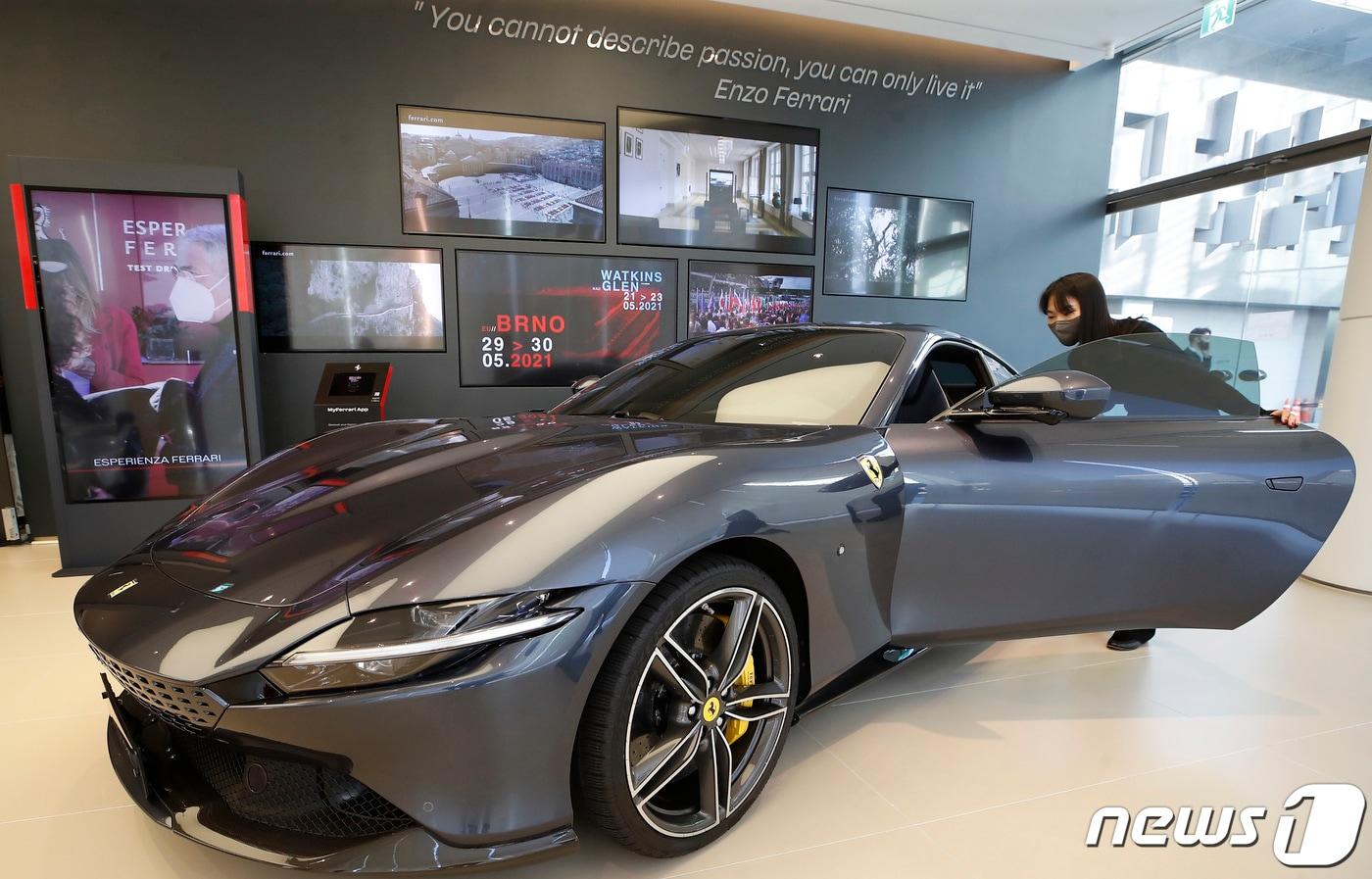 서울 서초구 페라리 반포 전시장에서 전시된 페라리 로마(Ferrari Roma). 페라리 로마는 4년 연속 ‘올해의 엔진상(International Engine of the Year)’을 수상한 페라리의 8기통 터보 엔진을 탑재, 620마력을 발휘한다. 2021.12.17/뉴스1 ⓒ News1 권현진 기자