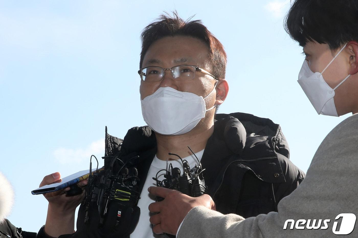 초등학교 시절 축구부 후배에게 성폭력을 가했다는 의혹을 받고 있는 프로축구 FC서울 주장 기성용과 의혹을 제기한 폭로자 측이 17일 오후 대질조사를 위해 서울 서초경찰서에 출석했다. 폭로자 측 박지훈 변호사가 경찰서로 들어가며 취재진의 질문에 답하고 있다. 2021.12.17/뉴스1 ⓒ News1 이광호 기자