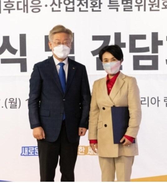 본문 이미지 - 지난 6월 7일 경기도 성남시 분당구 경기콘텐츠코리아 랩 별똥별에서 열린 '경기도 기후대응·산업전환 특별위원회' 위촉식 때 이재명 경기지사와 공동위원장에 호선된 강금실 전 법무부 장관이 기념 촬영을 하고 있다. (경기도 제공)  ⓒ 뉴스1