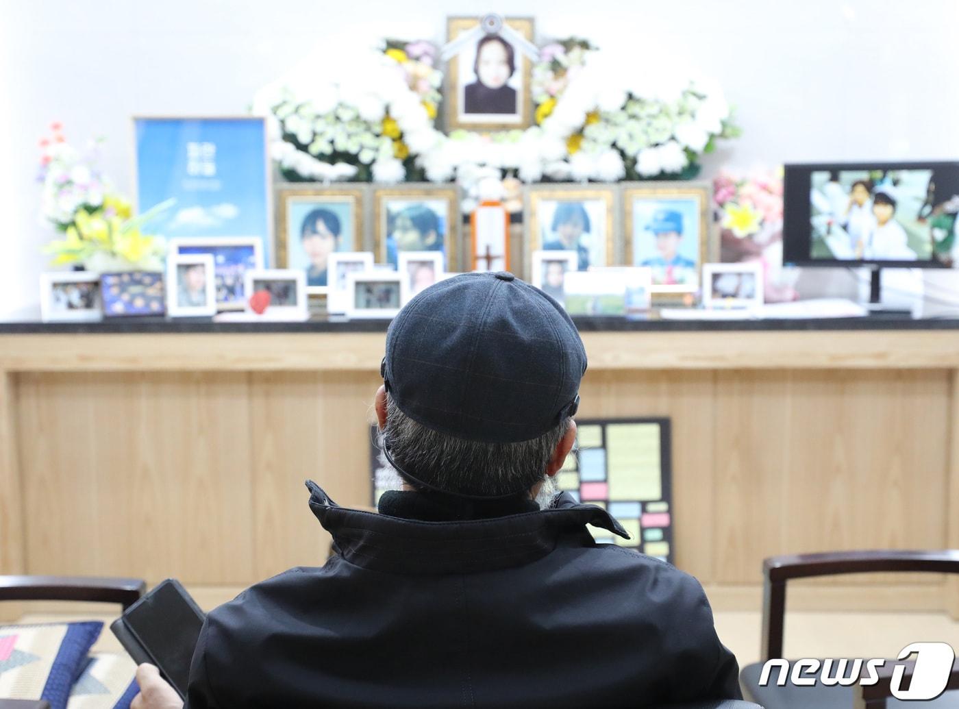 본문 이미지 - 고(故) 이예람 중사 성추행 가해자의 1심 선고 공판이 열린 17일 오후 경기도 성남시 분당구 국군수도병원 장례식장에서 이 중사의 아버지가 영정사진을 바라보고 있다. 2021.12.17/뉴스1 ⓒ News1 김영운 기자