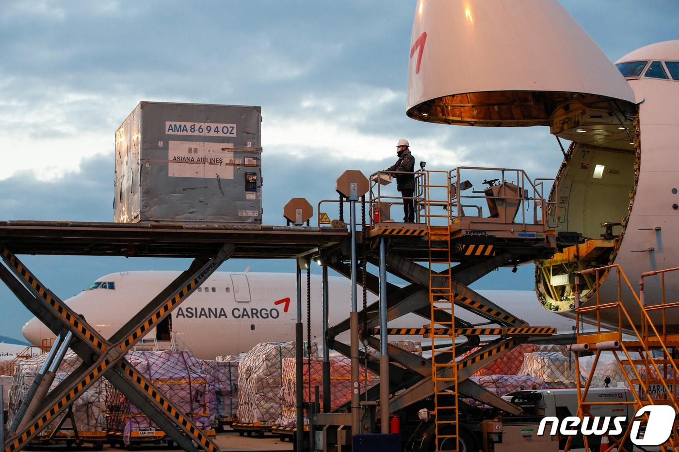 인천국제공항 아시아나항공 화물터미널에서 14일 관계자가 화물을 옮기고 있다. 2021.12.19/뉴스1 ⓒ News1 안은나 기자