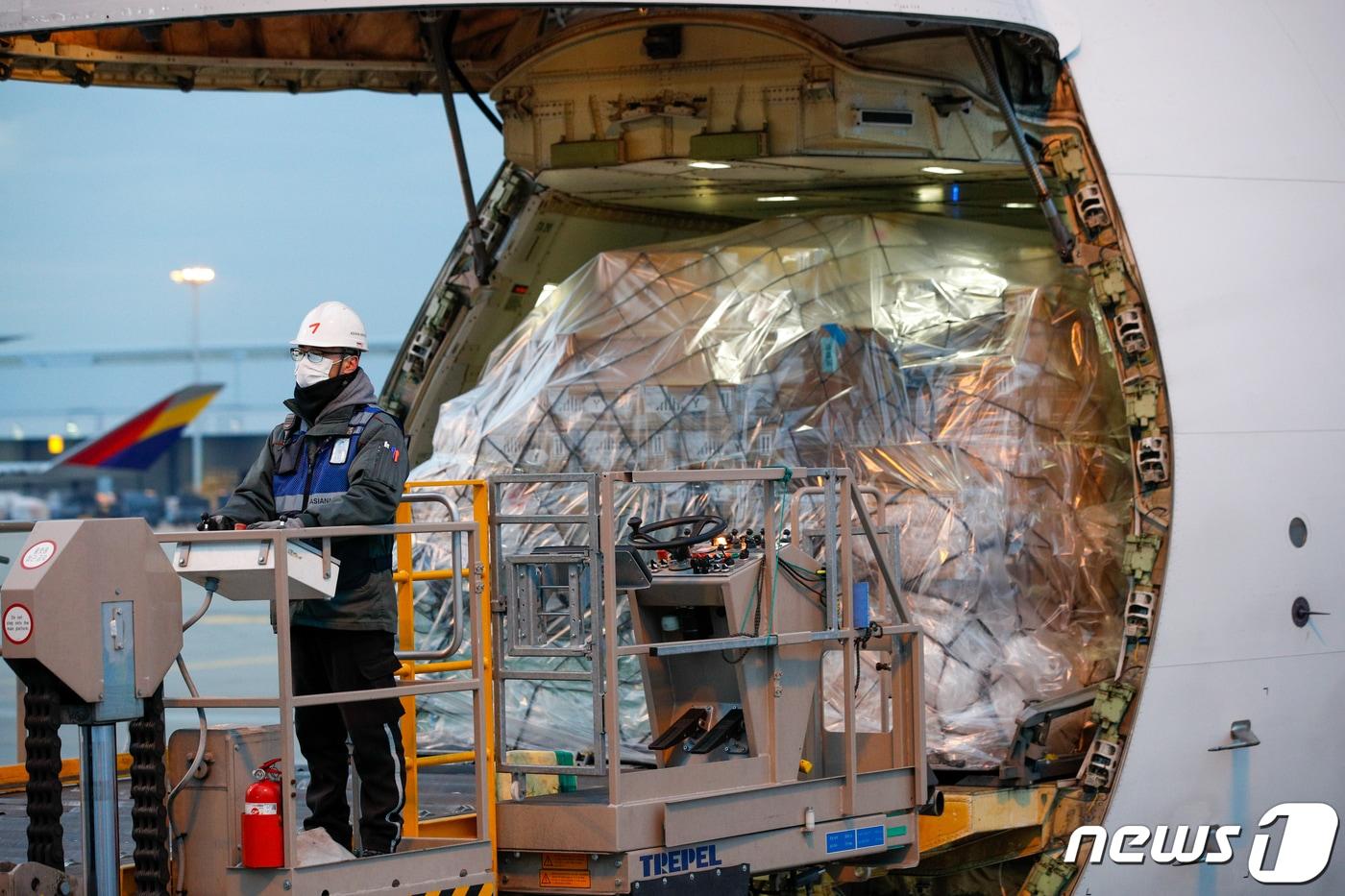 인천국제공항 아시아나항공 화물터미널에서 14일 관계자가 화물을 옮기고 있다. 2021.12.19/뉴스1 ⓒ News1 안은나 기자