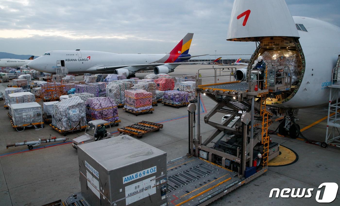인천국제공항 아시아나항공 화물터미널에서 2021년 12월 아시아나항공 관계자들이 화물기에 화물을 싣고 있는 모습&lt;자료사진&gt;.  2021.12.19/뉴스1 ⓒ News1 안은나 기자