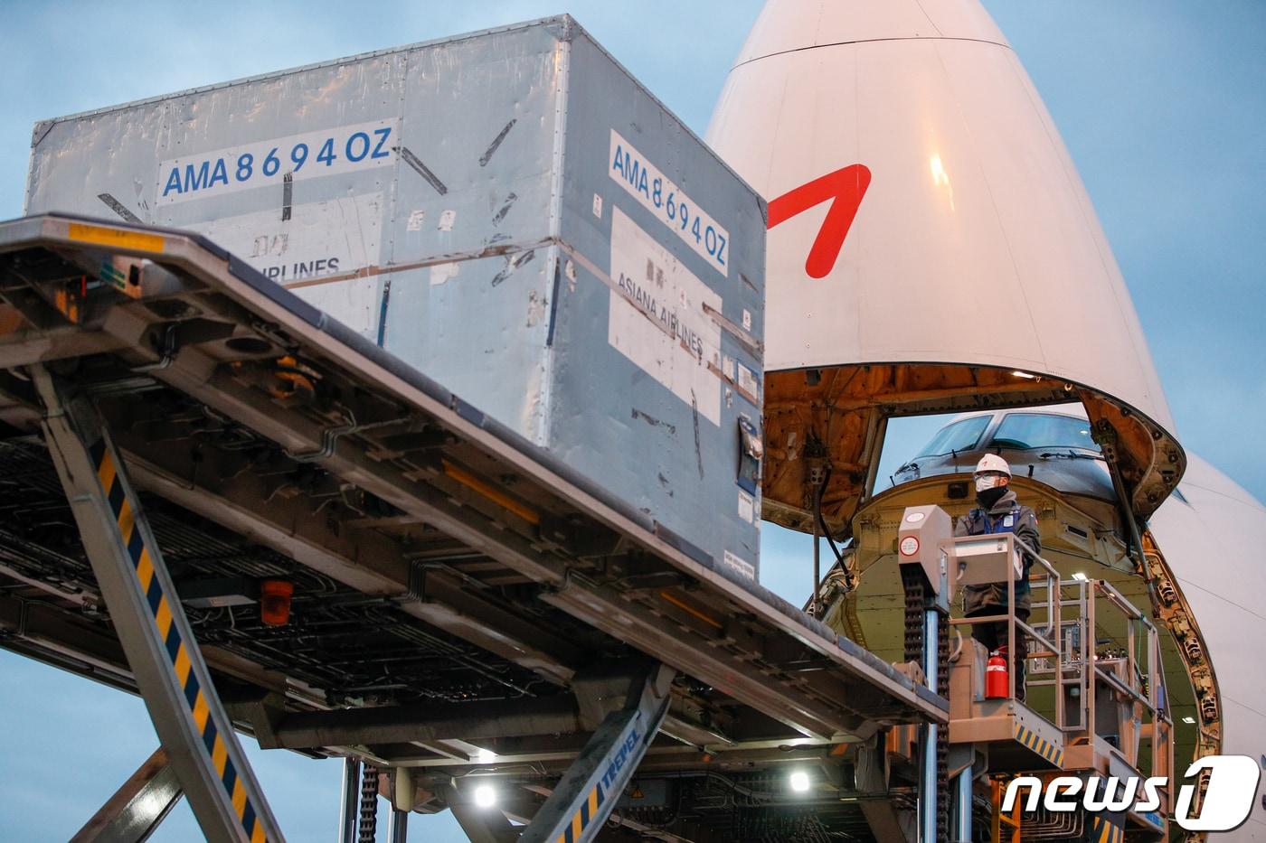 인천국제공항 아시아나항공 화물터미널에서 14일 관계자가 화물을 옮기고 있다. 2021.12.19/뉴스1 ⓒ News1 안은나 기자