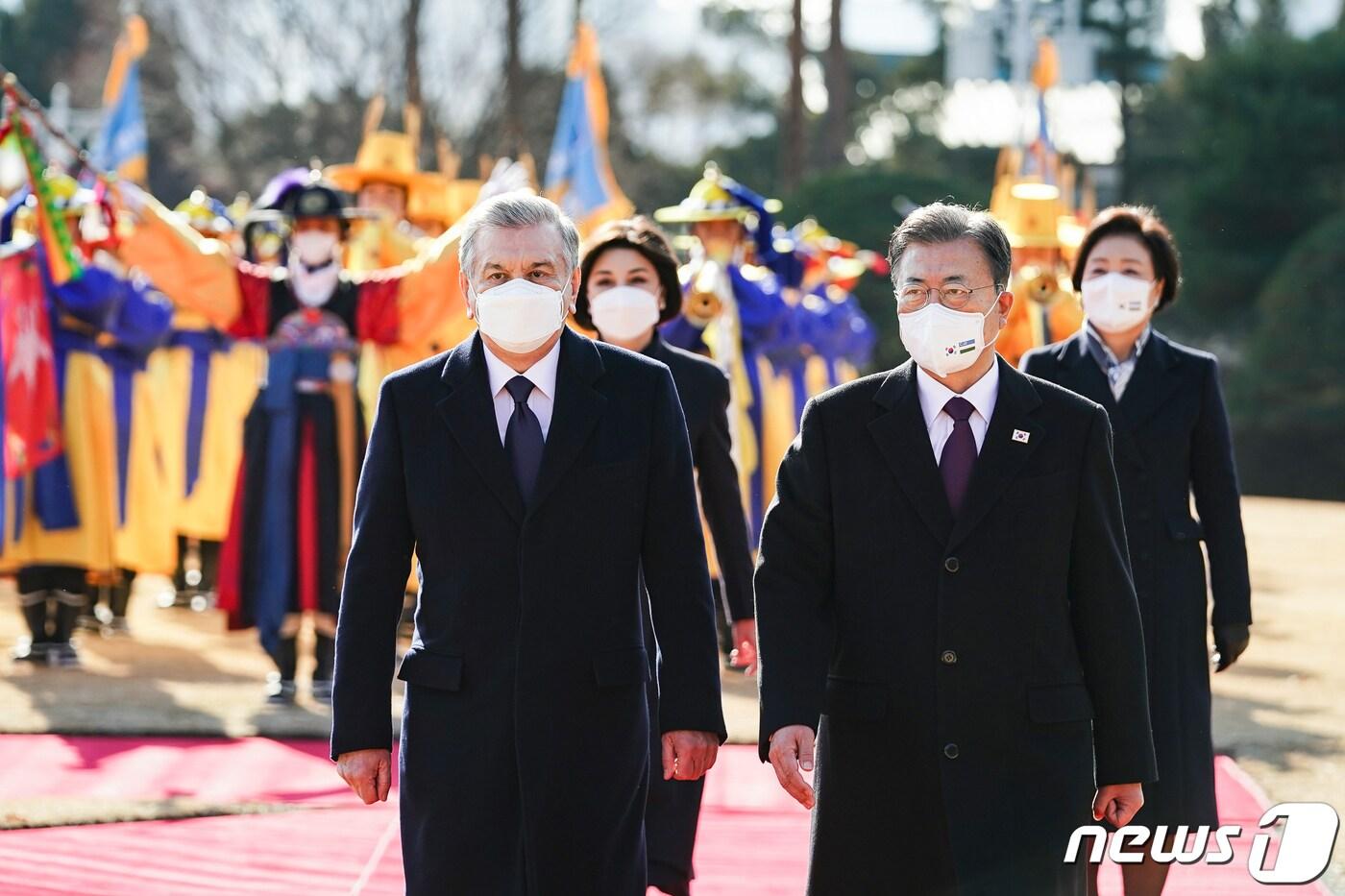 문재인 대통령과 샤브카트 미르지요예프 우즈베키스탄 대통령이 17일 청와대에서 열린 공식환영식에서 의장대를 사열하고 있다. 2021.12.17/뉴스1 ⓒ News1 유승관 기자