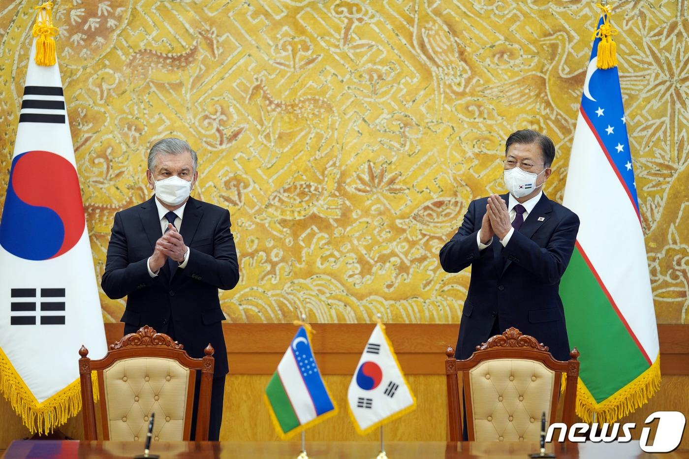 문재인 대통령과 국빈 방한 중인 샤브카트 미르지요예프 우즈베키스탄 대통령이 17일 청와대에서 양국간 협정·양해각서(MOU) 서명식을 마친 후 박수치고 있다. 2021.12.17/뉴스1 ⓒ News1 유승관 기자