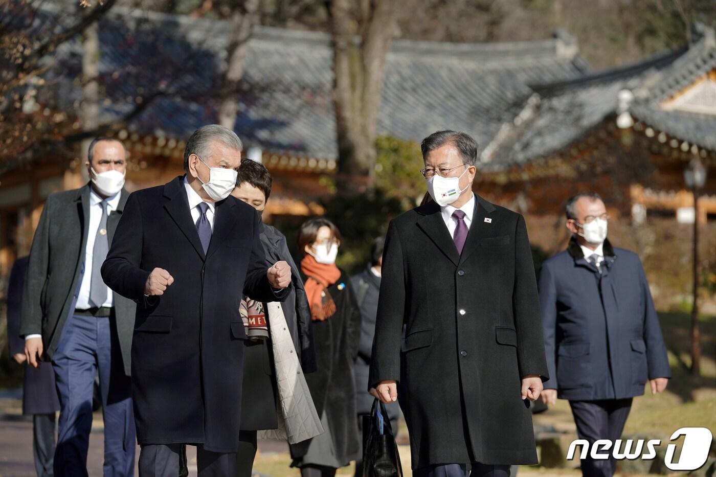 문재인 대통령과 샤브카트 미르지요예프 우즈베키스탄 대통령이 17일 청와대에서 친교오찬을 마친 후 녹지원을 걸으며 대화를 나누고 있다. 2021.12.17/뉴스1 ⓒ News1 유승관 기자