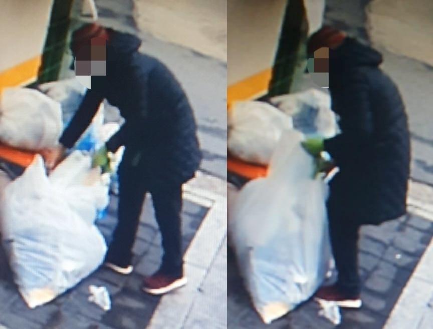 본문 이미지 - 서울 은평구에 거주하는 것으로 추정되는 한 여성이 종량제 봉투에 담긴 쓰레기는 버리고 봉투만 훔쳐가는 모습이 포착됐다. ('보배드림' 갈무리) ⓒ 뉴스1