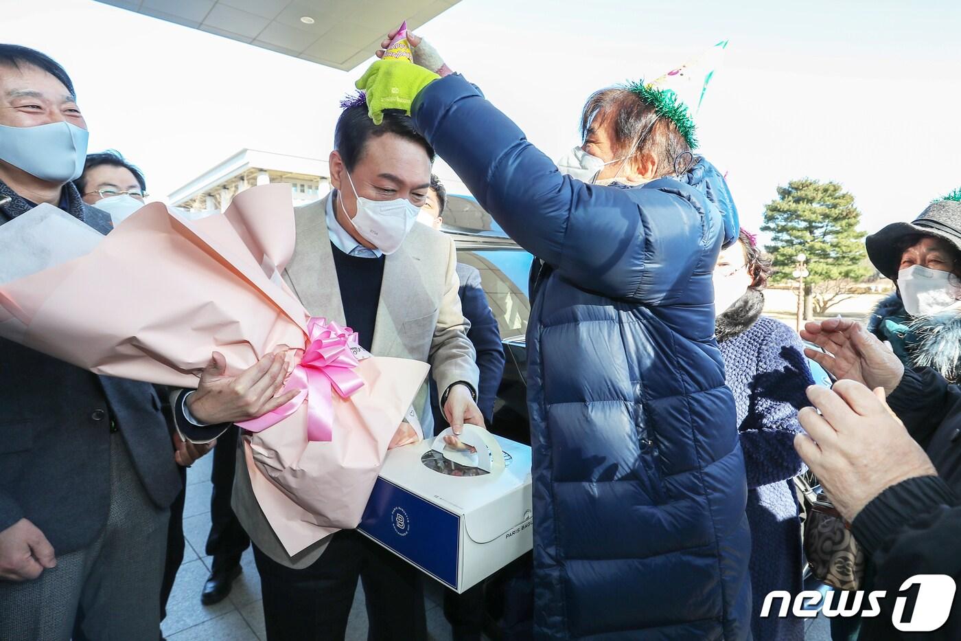 생일을 맞은 윤석열 국민의힘 대선 후보가 18일 오전 서울 영등포구 여의도 의원회관 앞에서 지지자들로부터 축하를 받고 있다. 2021.12.18/뉴스1 ⓒ News1 민경석 기자