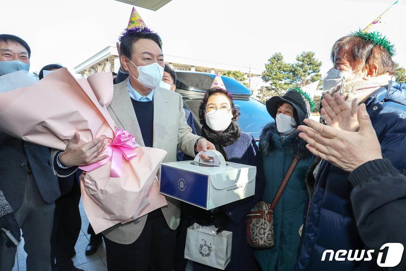 생일을 맞은 윤석열 국민의힘 대선 후보가 18일 오전 서울 영등포구 여의도 국회의원회관 앞에서 지지자들에게 축하를 받고 있다. 2021.12.18/뉴스1 ⓒ News1 민경석 기자