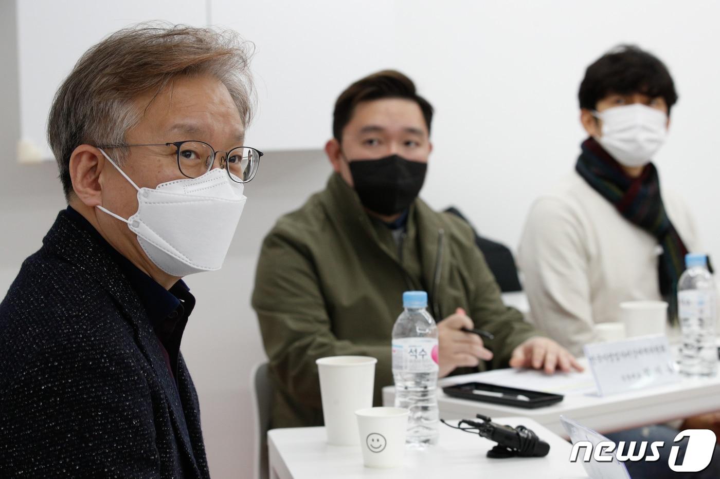 본문 이미지 - 권칠승 중소벤처기업부 장관이 강화된 거리두기 시행 첫날인 18일 오후 서울 마포구 소담상회 회의실에서 열린 '방역대응 비상조치 관련 소상공인업계 간담회'에서 모두발언을 하고 있다. (사진은 기사 내용과 무관함) 2021.12.18/뉴스1 ⓒ News1 안은나 기자