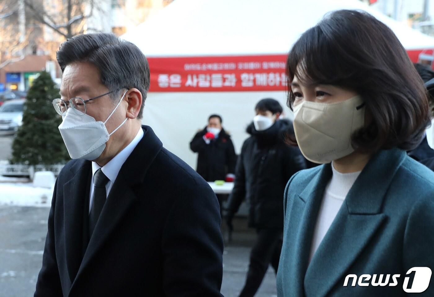 본문 이미지 - 이재명 더불어민주당 대선 후보가 19일 오전 부인 김혜경씨와 함께 서울 여의도 순복음교회에서 열린 예배에 참석하고 있다. 2021.12.19/뉴스1 ⓒ News1 오대일 기자