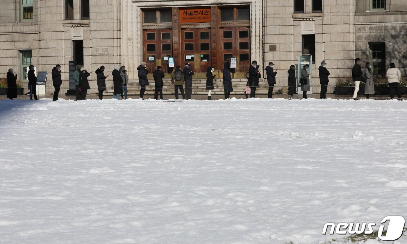 본문 이미지 - 19일 오전 중구 서울시청 앞에 마련된 신종 코로나 바이러스 감염증(코로나19) 서울광장 임시선별검사소를 찾은 시민들이 검사를 받기 위해 줄지어 서 있다. 2021.12.19/뉴스1 ⓒ News1 박세연 기자