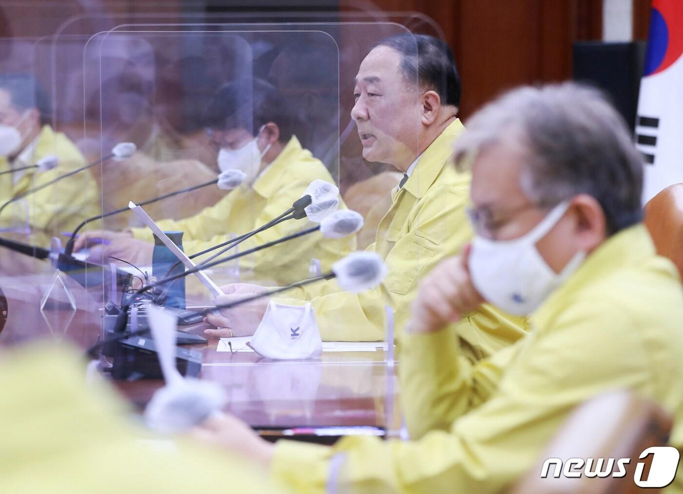 본문 이미지 - 홍남기 경제부총리 겸 기획재정부 장관이 2일 오전 서울 종로구 정부서울청사에서 열린 비상경제 중앙대책본부회의에서 모두 발언을 하고 있다. 2021.12.2/뉴스1 ⓒ News1 송원영 기자