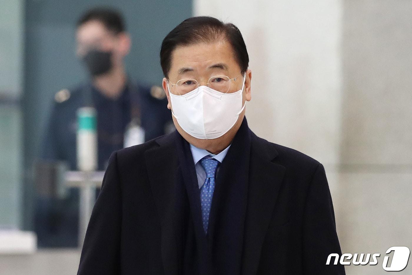 본문 이미지 - 타지키스탄 공식 방문을 마친 정의용 외교부장관이 지난 2일 오전 인천국제공항을 통해 귀국하고 있다. 2021.12.2/뉴스1 ⓒ News1 이광호 기자