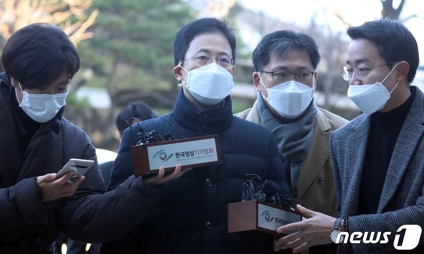 본문 이미지 - 고발사주 의혹의 핵심 피의자인 손준성 대구고검 인권보호관이 지난해 12월2일 오전 서울 서초구 중앙지방법원에서 열린 구속 전 피의자심문(영장실질심사)에 출석하고 있다. 2021.12.2/뉴스1 ⓒ News1 김명섭 기자