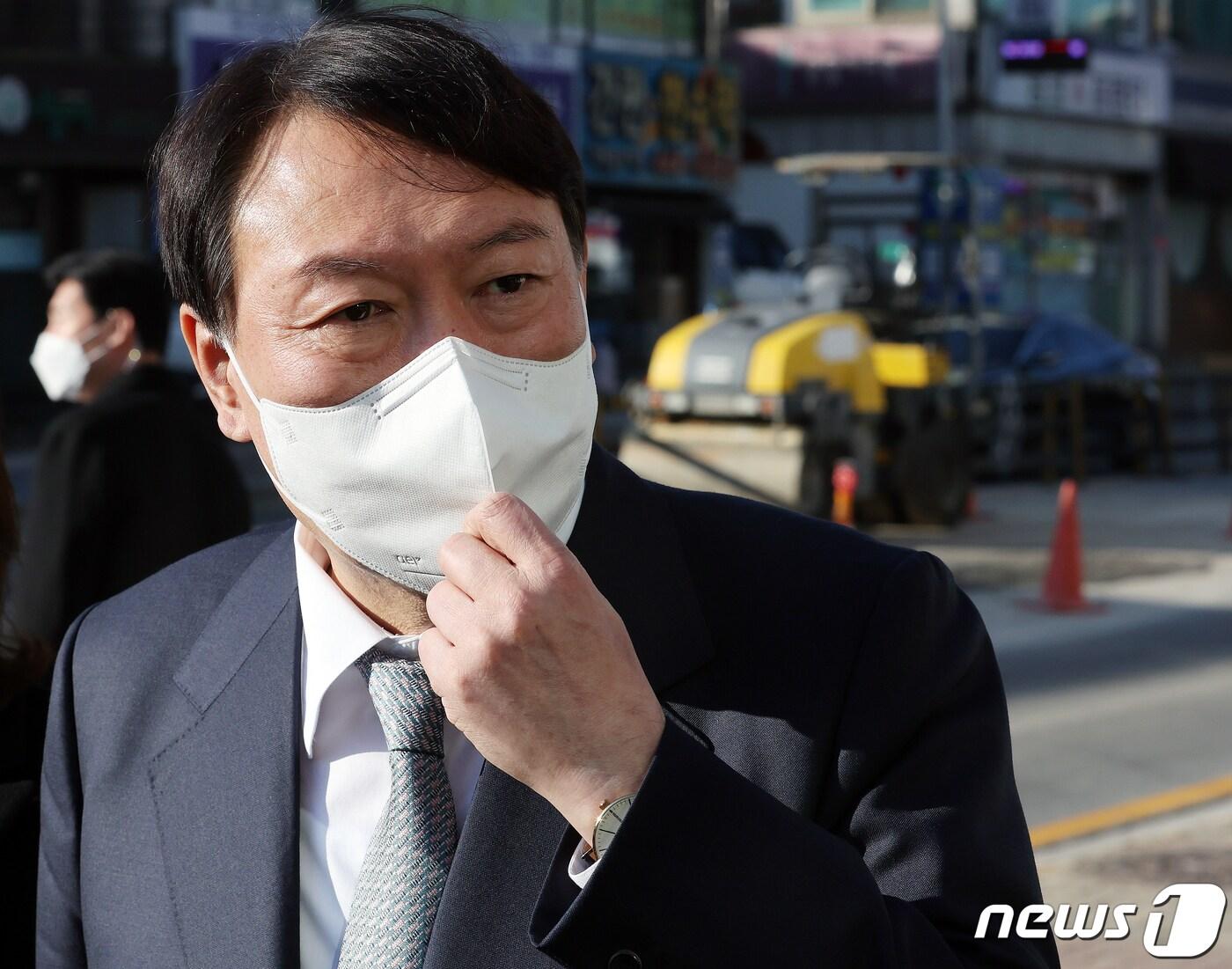 본문 이미지 - 윤석열 국민의힘 대선 후보가 2일 오전 경기 안양시 안양동 안양여고 인근 도로포장 공사 사망사고 현장을 찾아 취재진 질문에 답하고 있다.  2021.12.2/뉴스1 ⓒ News1 김진환 기자