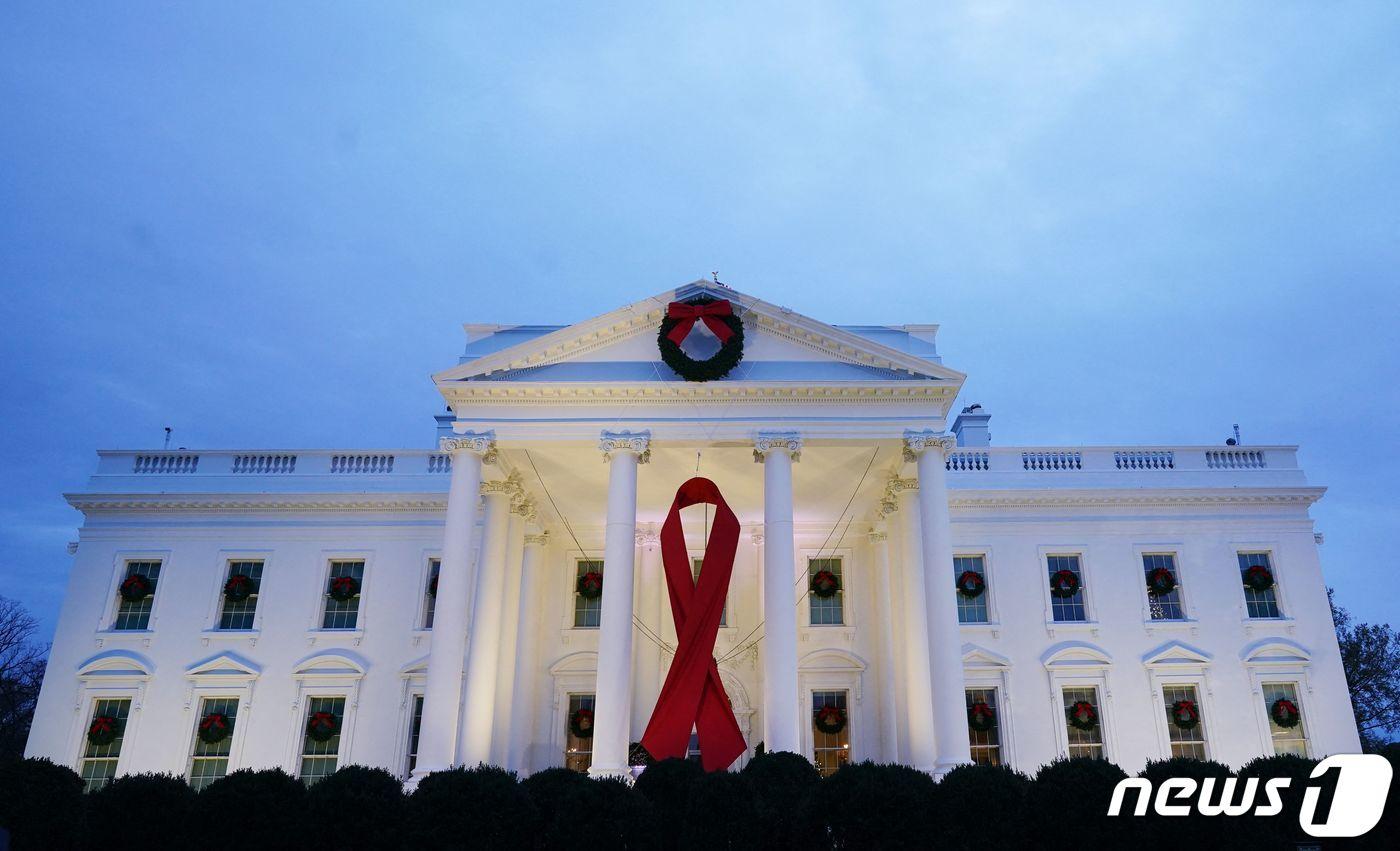 1일 (현지시간) 워싱턴 백악관에 세계 에이즈의 날을 맞아 에이즈 환자의 인권을 보호하고 지지를 나타내는 붉은 리본이 장식돼 있다. ⓒ AFP=뉴스1 ⓒ News1 우동명 기자