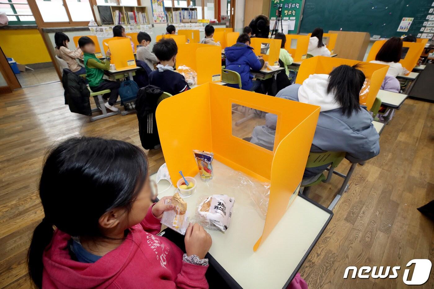 본문 이미지 - 학생들이 대체식으로 준비된 빵과 과일, 주스 등을 먹고 있다. (사진은 기사 내용과 무관함) /뉴스1 ⓒ News1 박정호 기자