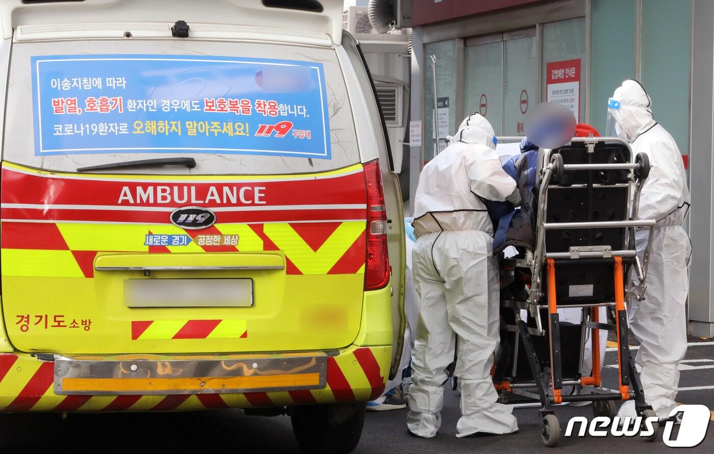 방역당국 관계자들이 2일 오전 오미크론 변이 확진자가 치료 중인 것으로 알려진 인천시의 한 병원 음압치료병상 출입구에서 코로나19 환자를 옮기고 있다. 2021.12.2/뉴스1 ⓒ News1 정진욱 기자