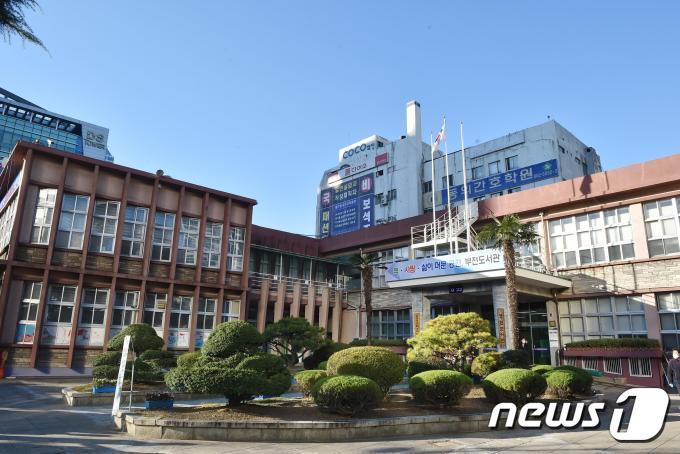본문 이미지 - 부산 부전도서관 전경 ⓒ 뉴스1 DB