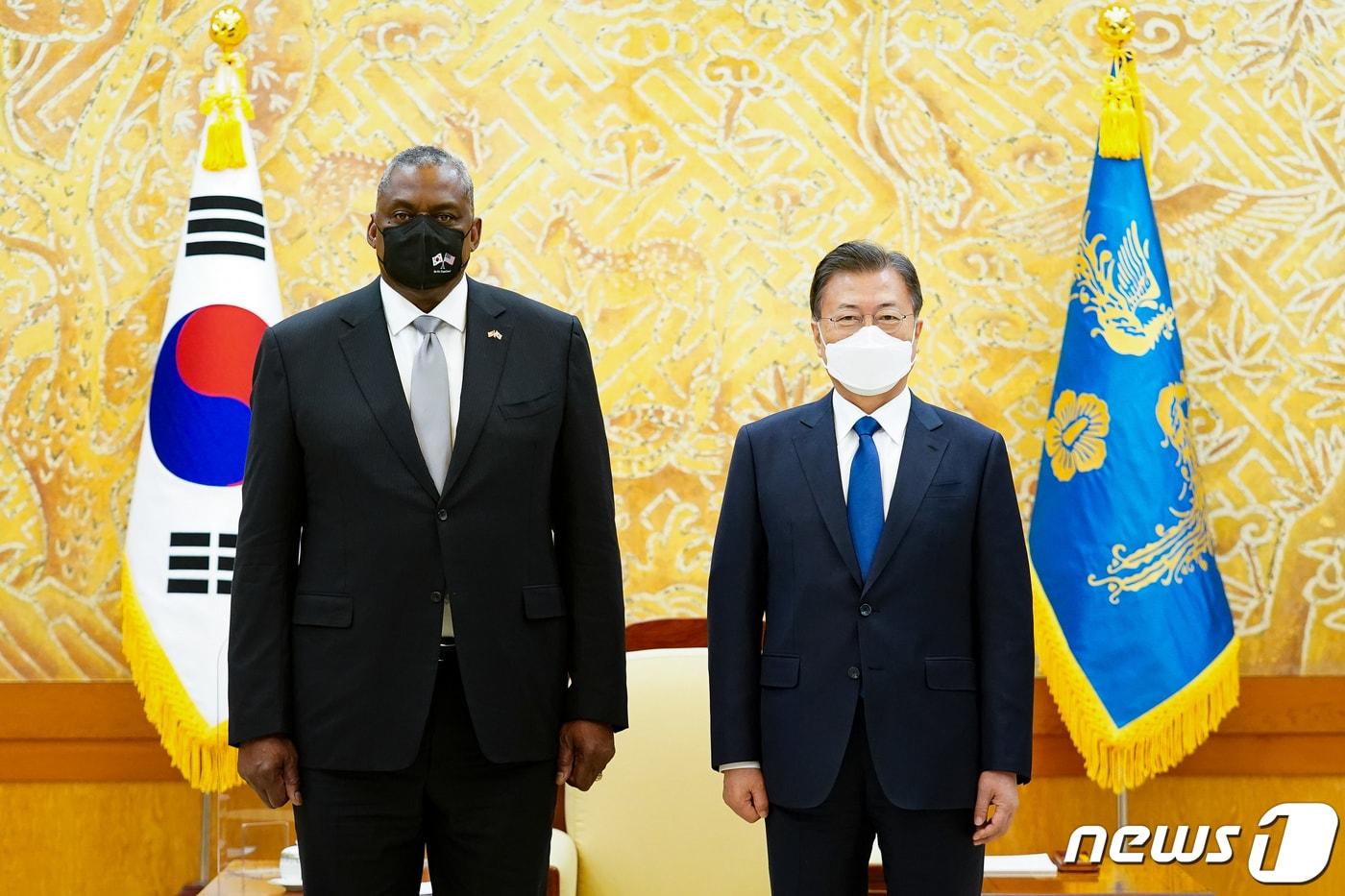 본문 이미지 - 문재인 대통령이 2일 청와대 본관 접견실에서 로이드 오스틴 미국 국방부 장관을 접견, 기념촬영을 하고 있다. 2021.12.2/뉴스1 ⓒ News1 유승관 기자