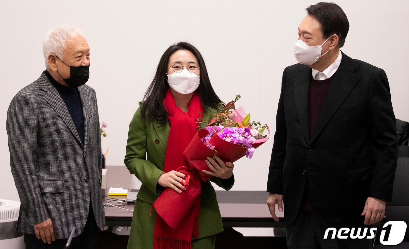 윤석열 국민의힘 대선 후보가 20일 서울 여의도 새시대준비위원회 위원장실에서 열린 영입인사 환영식에서 김한길 위원장, 신지예 한국여성정치 네트워크 대표와 기념촬영을 하고 있다. 2021.12.20/뉴스1 ⓒ News1 오대일 기자