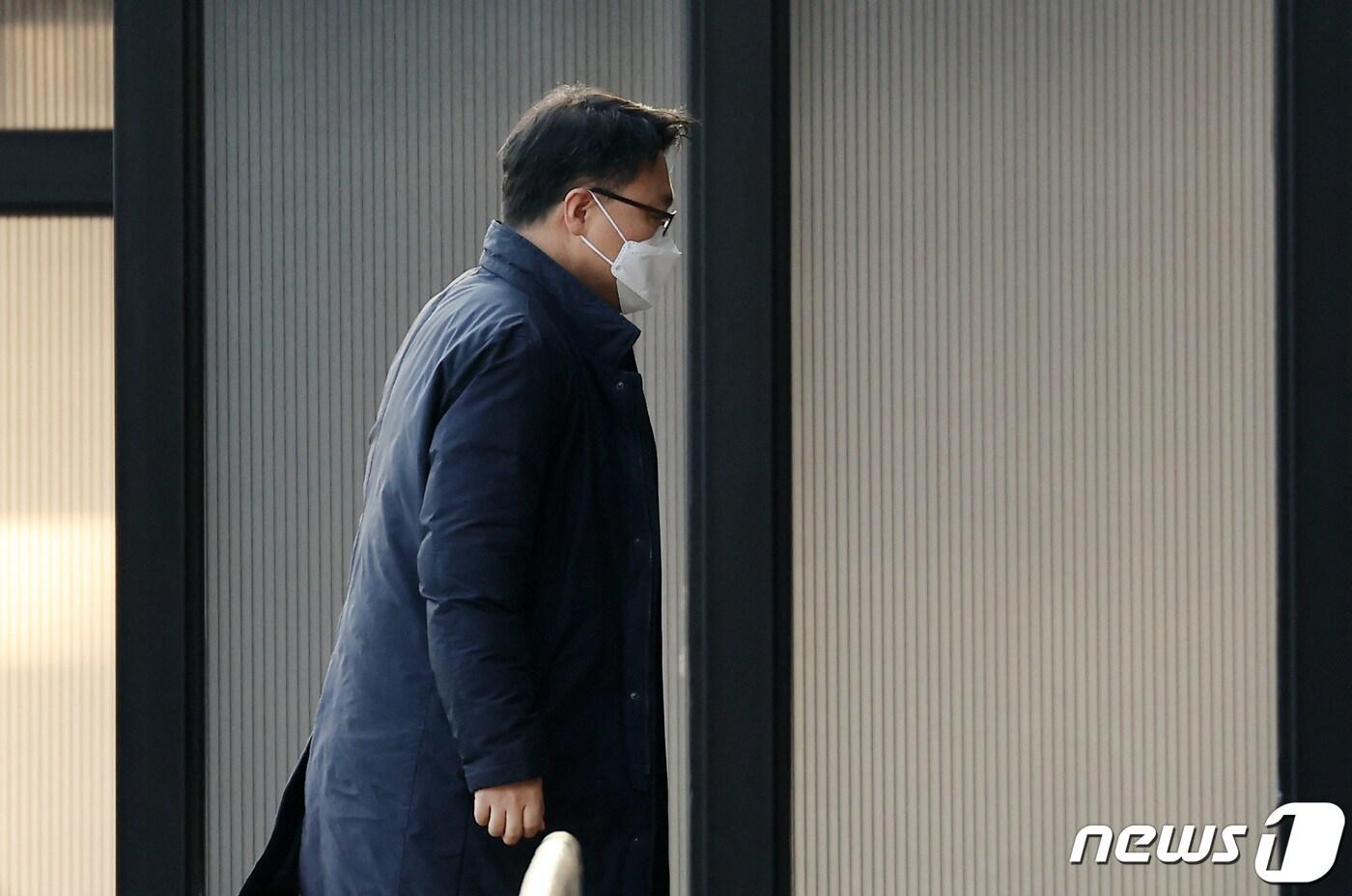 본문 이미지 - 김진욱 고위공직자범죄수사처(공수처) 처장이 20일 오전 경기도 과천시 정부과천청사 내 공수처로 출근하고 있다. 2021.12.20/뉴스1 ⓒ News1 조태형 기자
