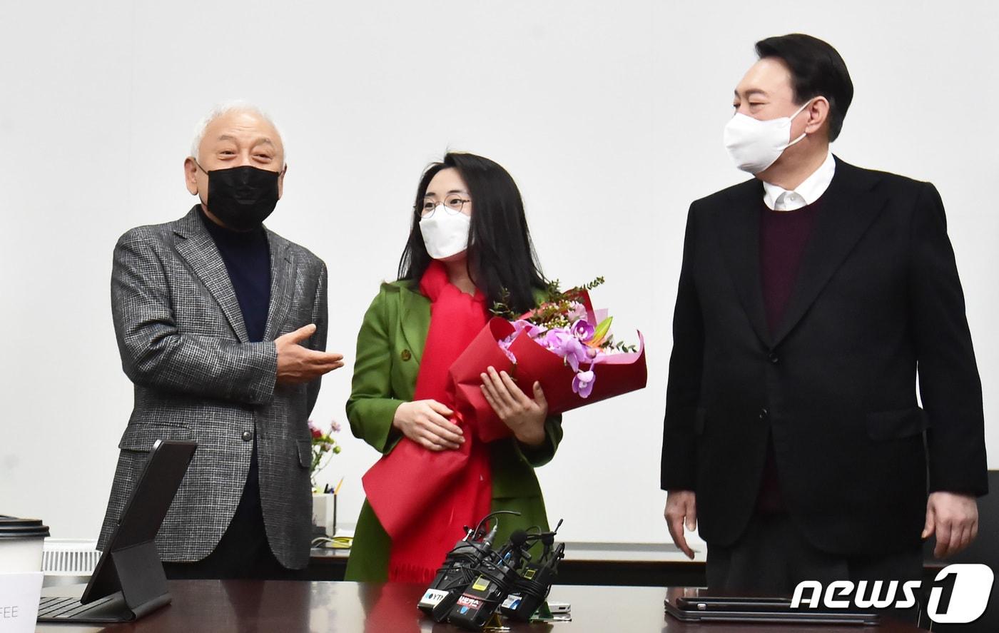 본문 이미지 - 윤석열 국민의힘 대선 후보와 김한길 새시대준비위원장이 20일 서울 여의도 새시대준비위원회 사무실에서 열린 영입인사 환영식에서 신지예 한국여성정치 네트워크 대표를 소개하고 있다. 신 대표는 윤 후보 직속 기구인 새시대준비위원회 수석부위원장으로 활동한다. ⓒ News1 구윤성 기자