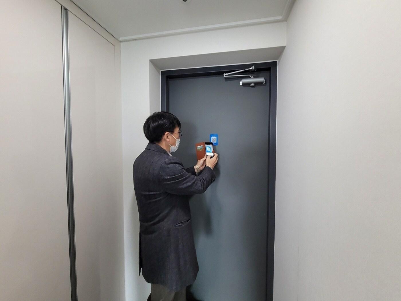 본문 이미지 - 부산명지 행복주택 QR코드 활용모습(LH 제공) ⓒ 뉴스1