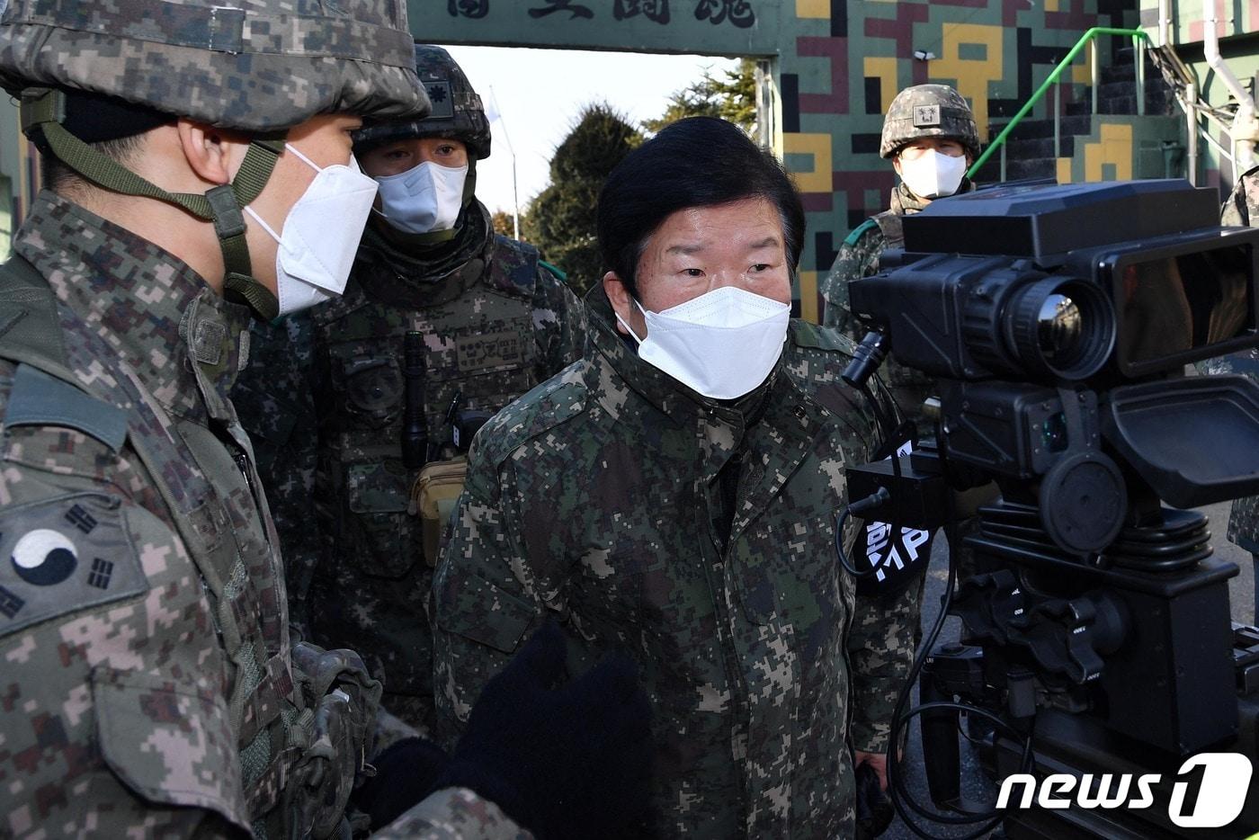 본문 이미지 - 박병석 국회의장이 20일 강원도 철원군 육군 제6사단 청성 전방관측소(OP)를 방문, 열영상도트복합조준장비를 살펴보고 있다. 2021.12.20/뉴스1 ⓒ News1 국회사진취재단