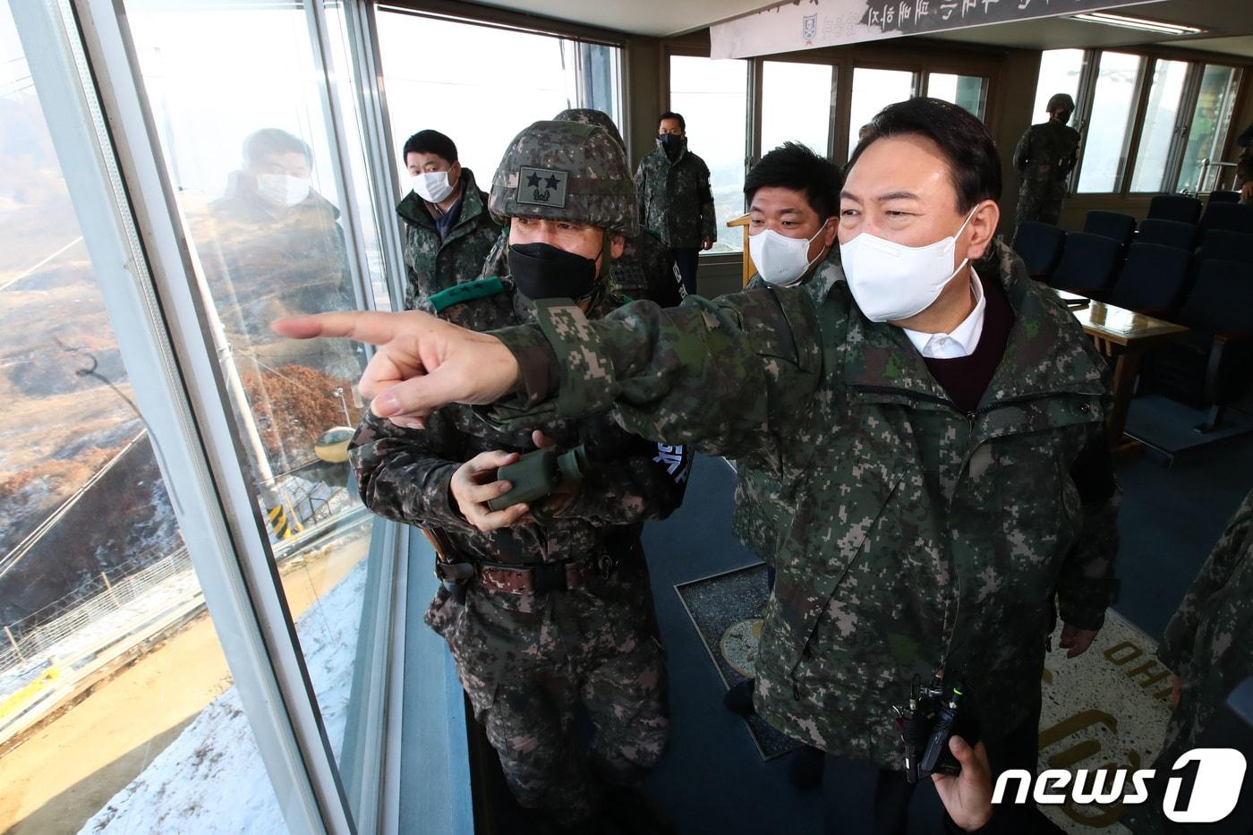윤석열 국민의힘 대선 후보가 20일 강원도 철원 육군 3사단 부대(백골 OP)를 방문해 군관계자에게 보고를 받은뒤 손석 육군 3사단장(왼쪽)과 북측을 바라보고 있다. 2021.12.20/뉴스1 ⓒ News1 국회사진취재단
